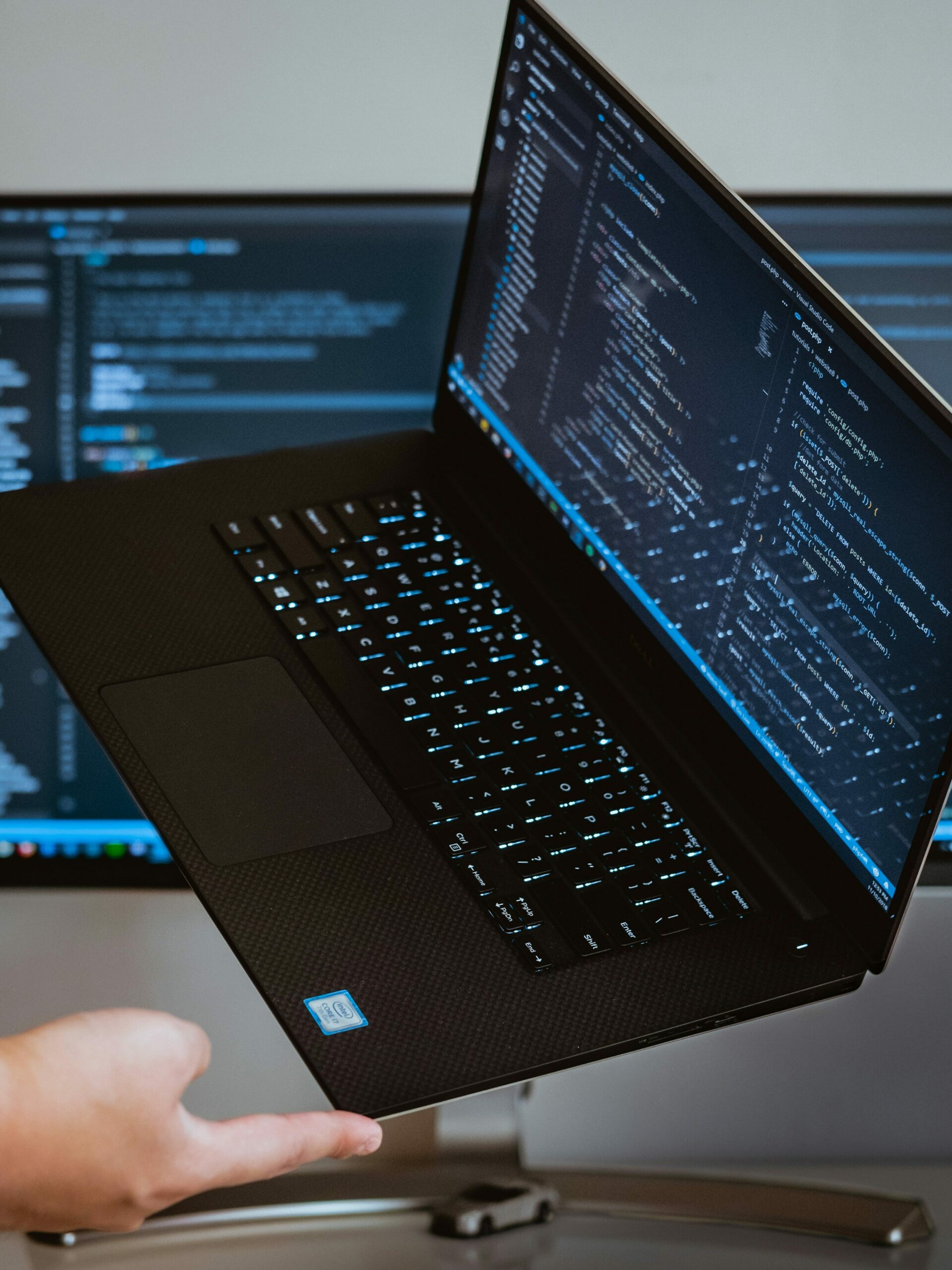 Une photo mettant en avant des experts informatiques donnant des conseils à des clients.